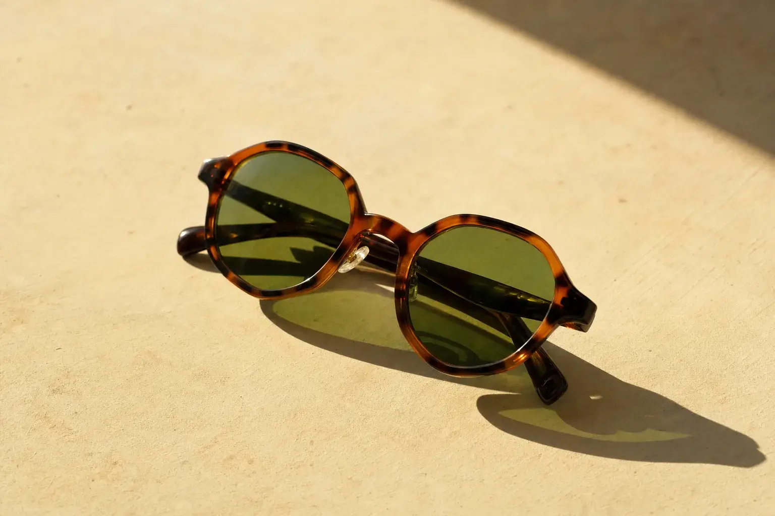 Three lenses compared - tint for comfort, polarisation for glare, and UV400 highlighted as the only one that protects the eyes